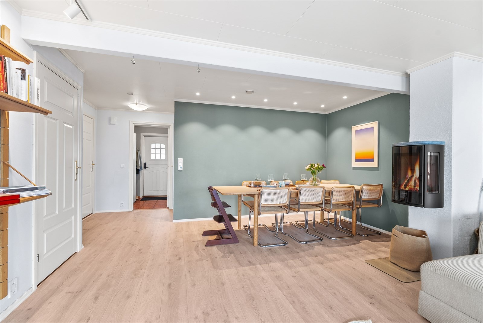 Her er det god plass til et stort spisebord med plass til hele familien og gjester. Galleribilde