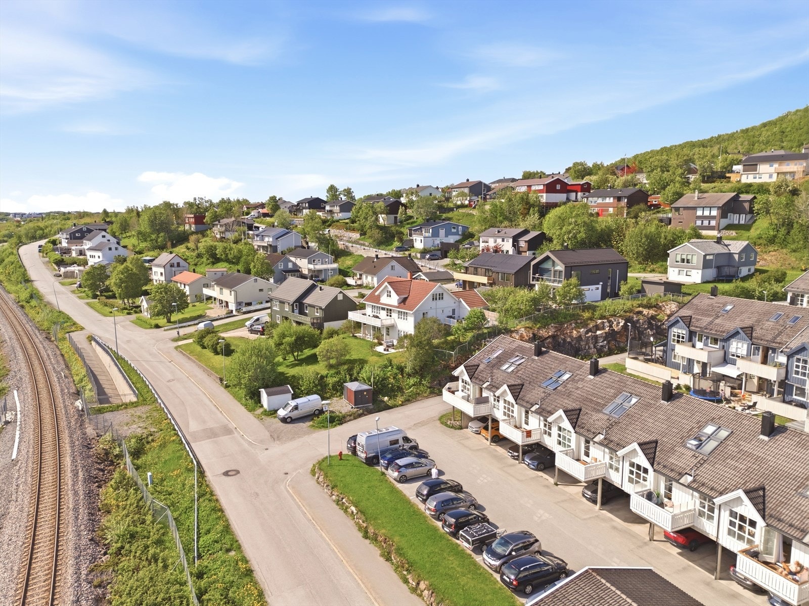 Boligen har en sentral beliggenhet med kort vei til daglige servicetilbud, skole, barnehage og flotte turområder. Galleribilde