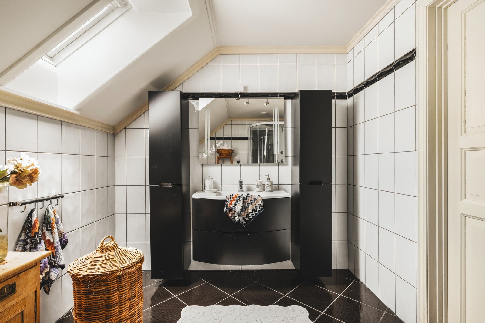 Rommet har innredning med nedfelt servant, veggmontert toalett, og dusjkabinett Galleribilde