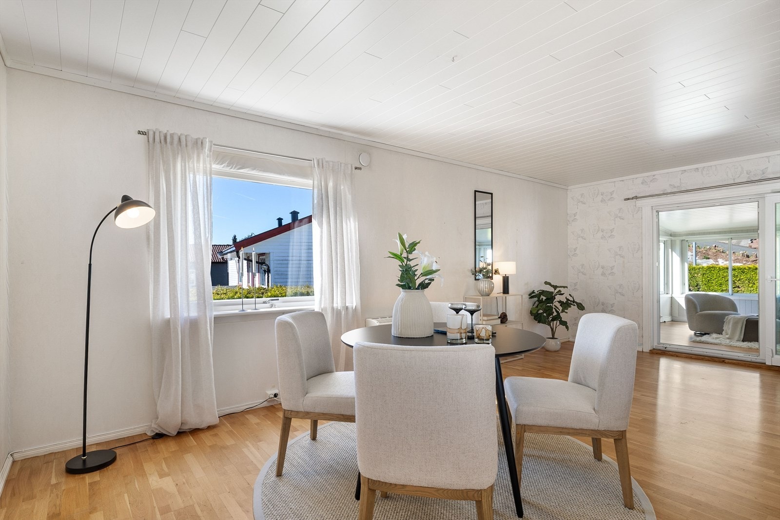 Rommet har god plass til en egen spisestuesone i tilknytning til stuen. Galleribilde