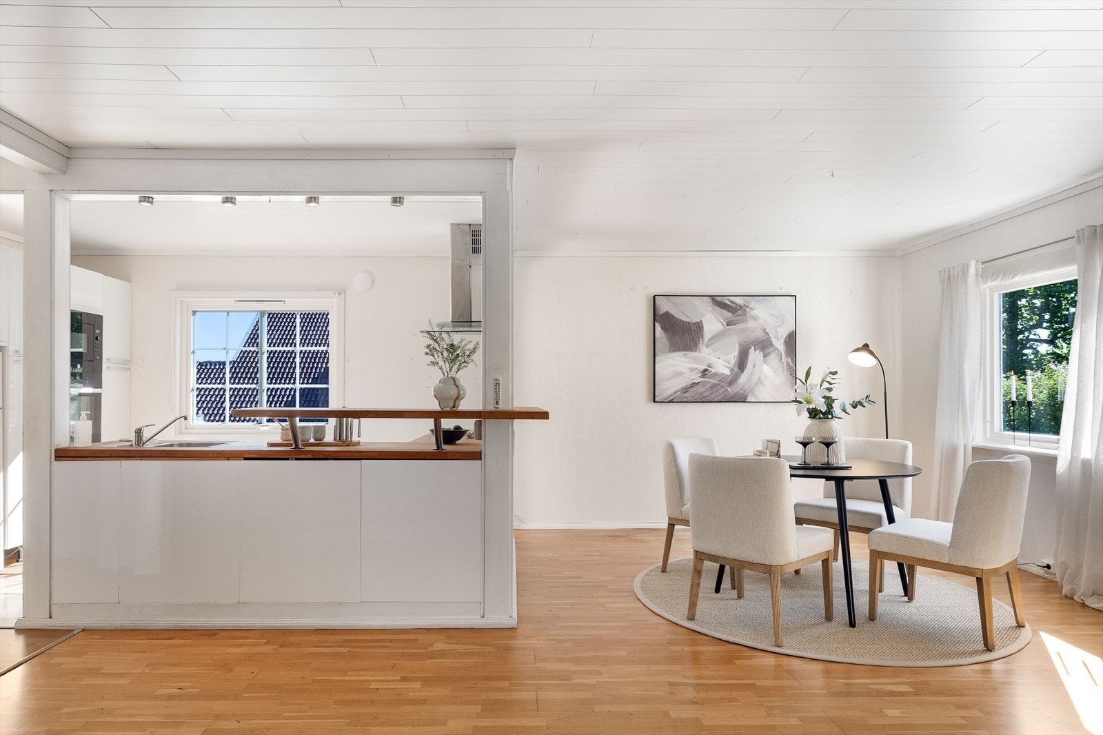 Kjøkkenet i hovedetasjen har en praktisk halvøy med barløsning og benkeplate i heltre. Galleribilde