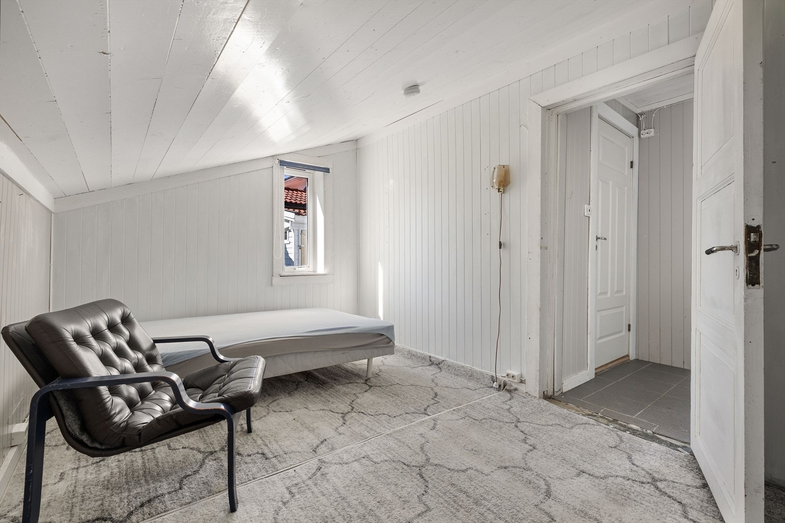 Innredet rom i kjelleren med panel på vegger og himling. Galleribilde