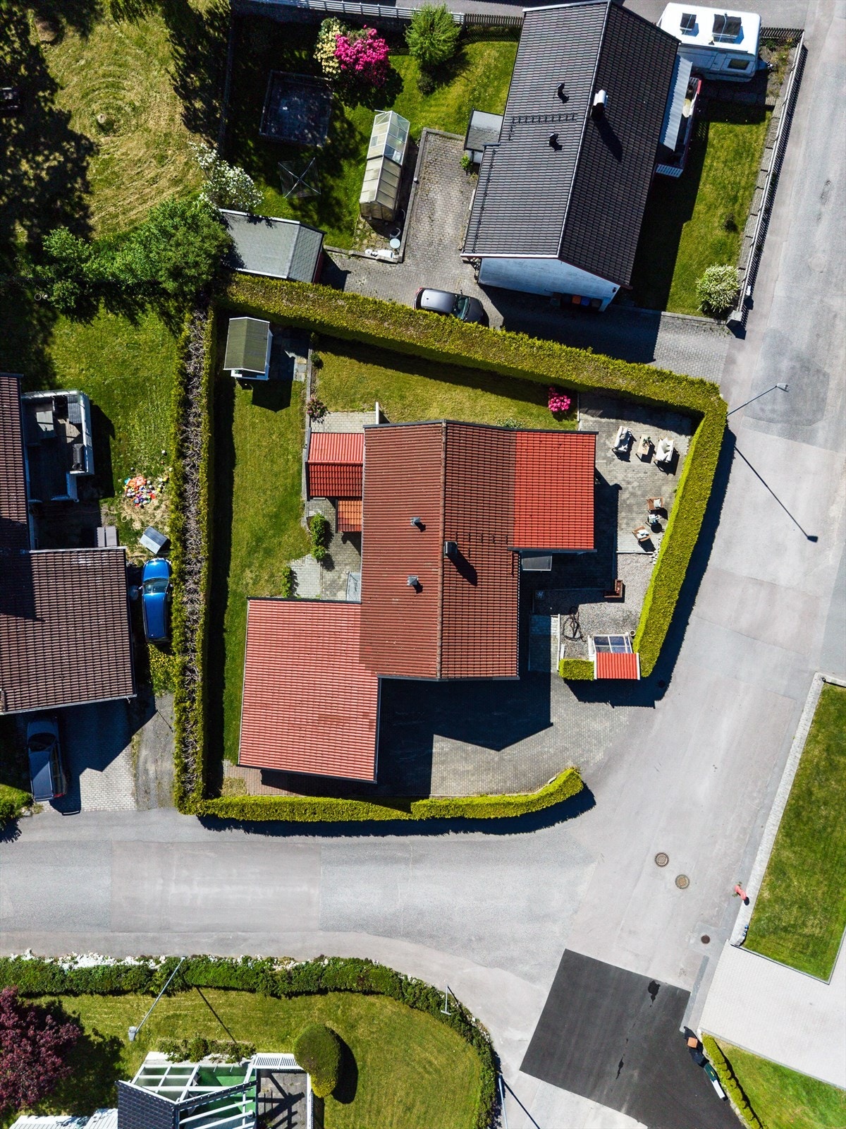 Tomten er pent opparbeidet og avgrenset med hekk, noe som gir en privat og usjenert hage. Galleribilde