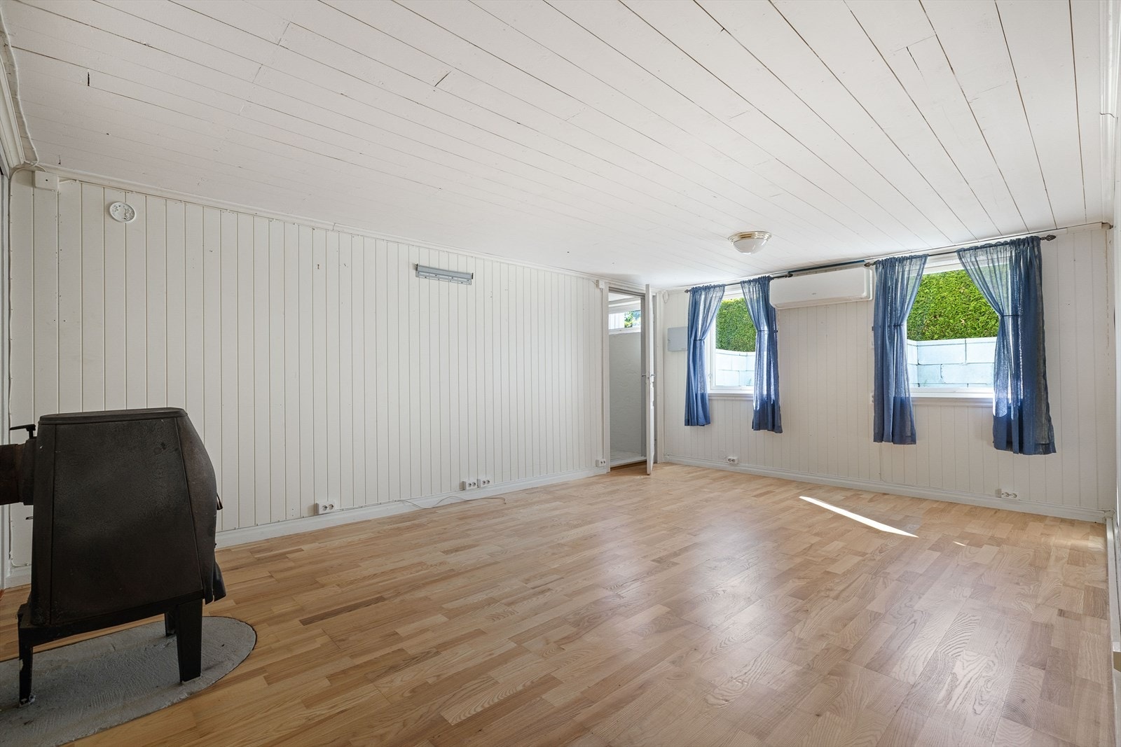 Kjellerstuen er utstyrt med både vedovn og en luft-til-luft varmepumpe. Galleribilde