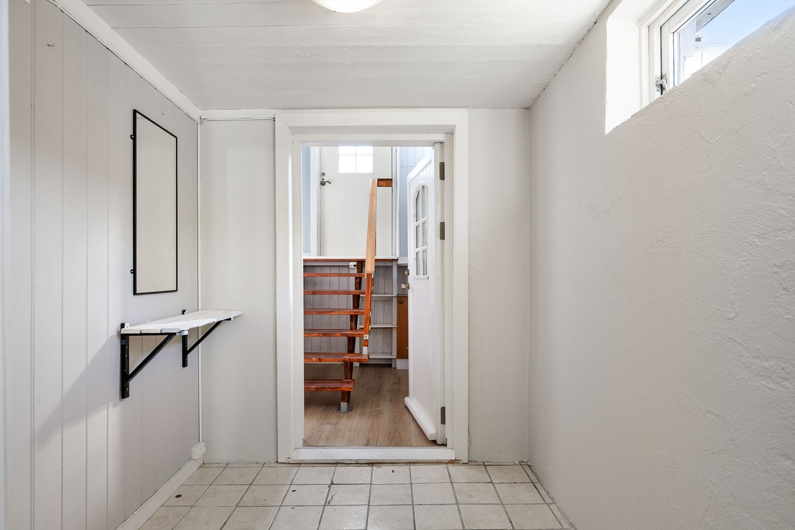 Det er også en innvendig tretrapp som forbinder de to etasjene. Galleribilde