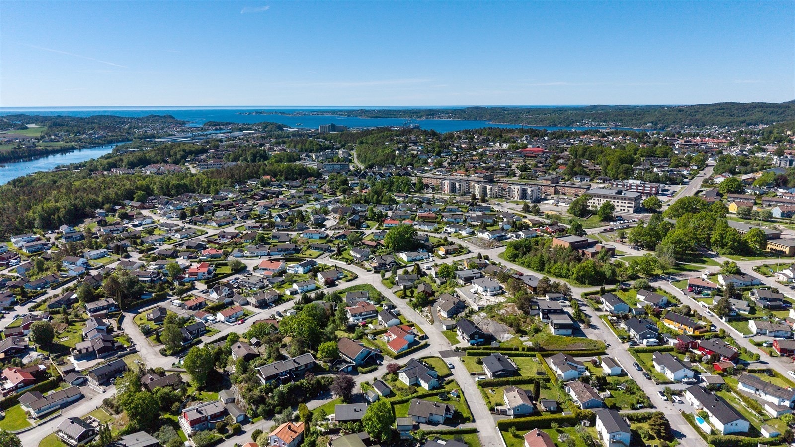 Nabolaget består hovedsakelig av eneboliger, med kort avstand til skoler og barnehager. Galleribilde
