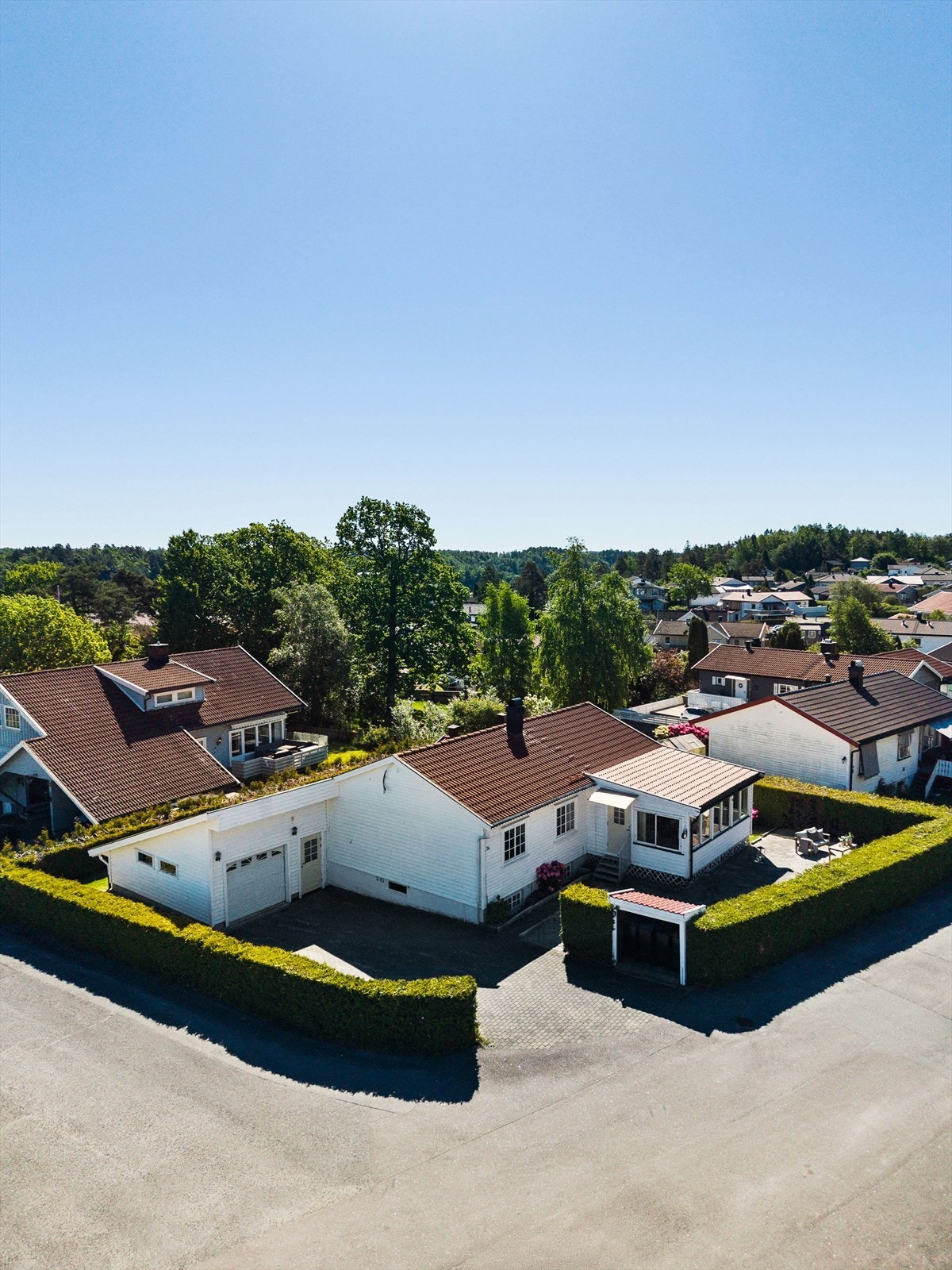 Eiendommen ligger i et etablert og rolig boligområde på Hovland. Galleribilde