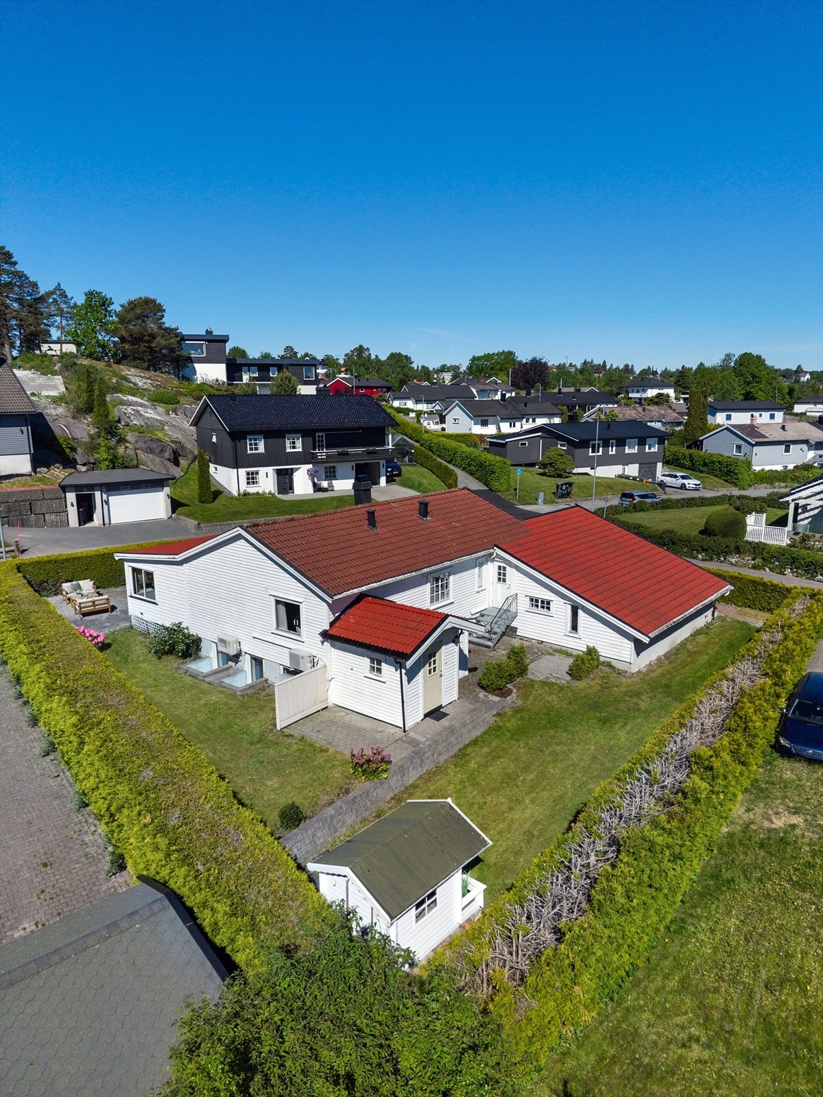 Boligen har fasader kledd med liggende bordkledning og tak tekket med betongtakstein. Galleribilde