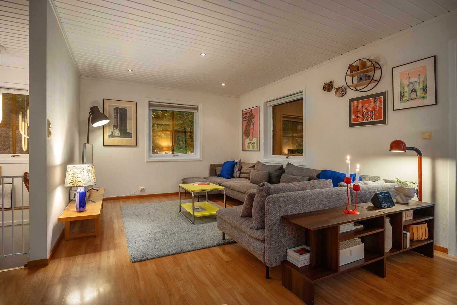 God plass til en romslig sofagruppe i stuen Galleribilde