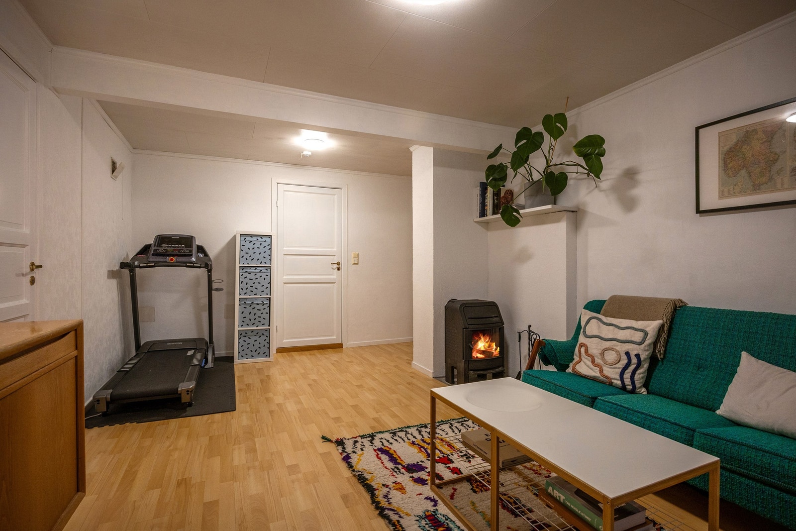 Det er også peis i stuen i undeetasjen Galleribilde