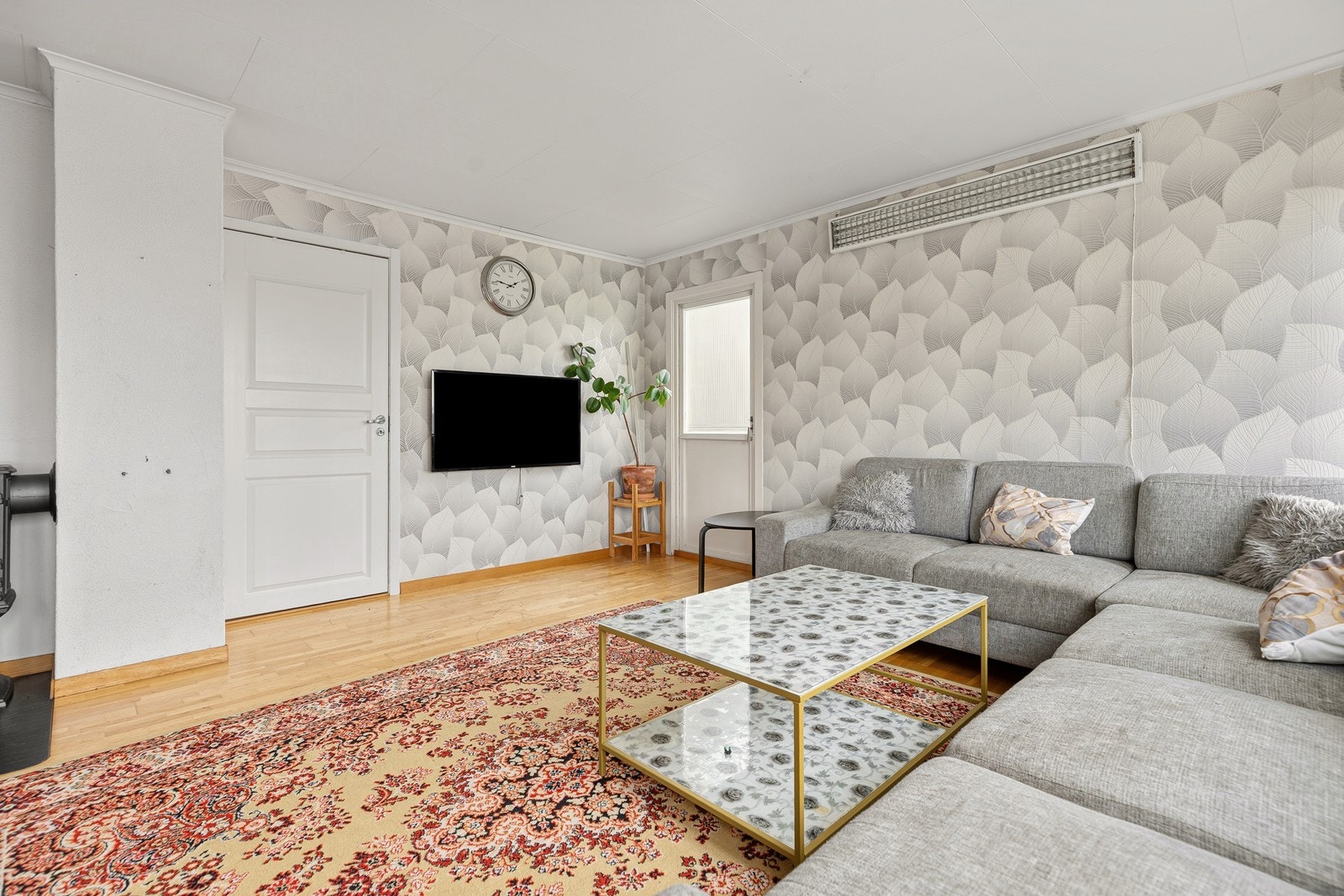 Hoveddelen har lys og luftig stue med peisovn Galleribilde