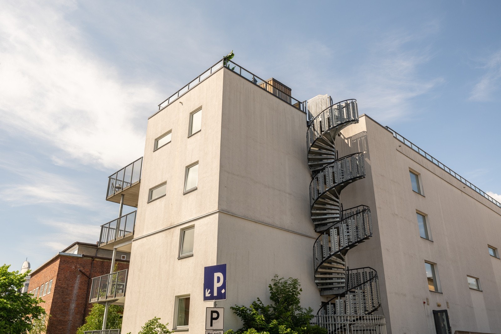 Bygget var opprinnelig et boligbygg for sykepleierstudenter fra 70-tallet, men ble totalrehabilitert/påbygget/ombygget i 2015. Galleribilde