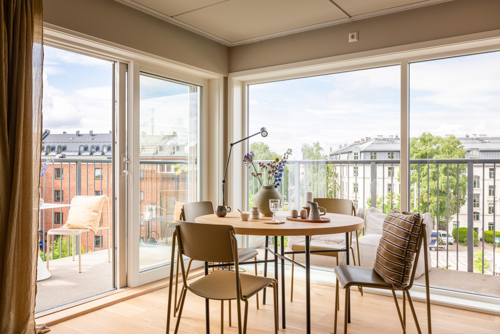 I stuen er det en stor skyvedør ut til balkongen som blir en naturlig forlengelse av stuen på sommerstid. Galleribilde