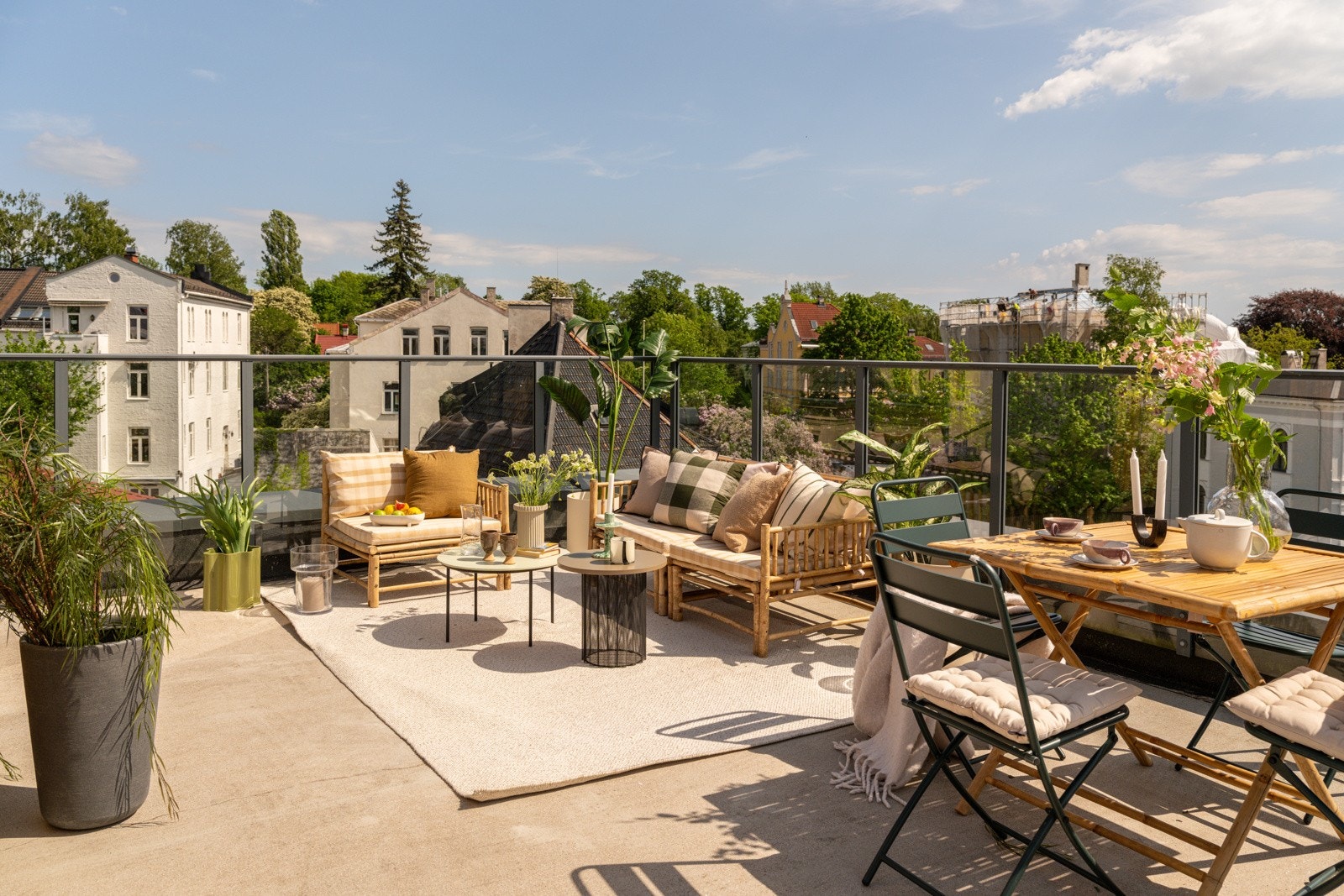 En stor, lys og fin 3-roms topp- og hjørneleilighet med 2 solrike balkonger og en fantastisk privat takterrasse på hele 45m²! Galleribilde