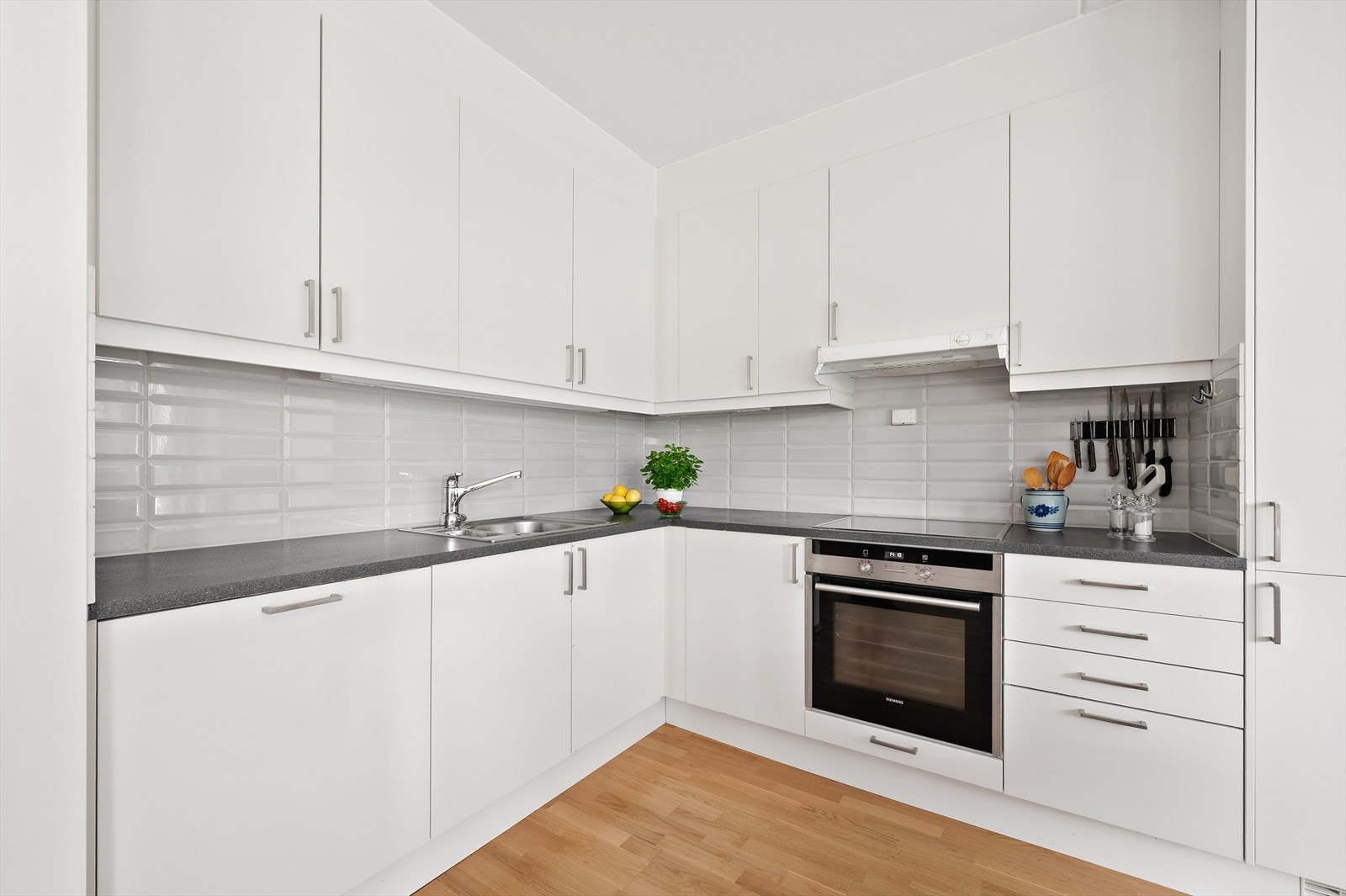 Kjøkken med innredning med glatte fronter og laminat benkeplate. Galleribilde