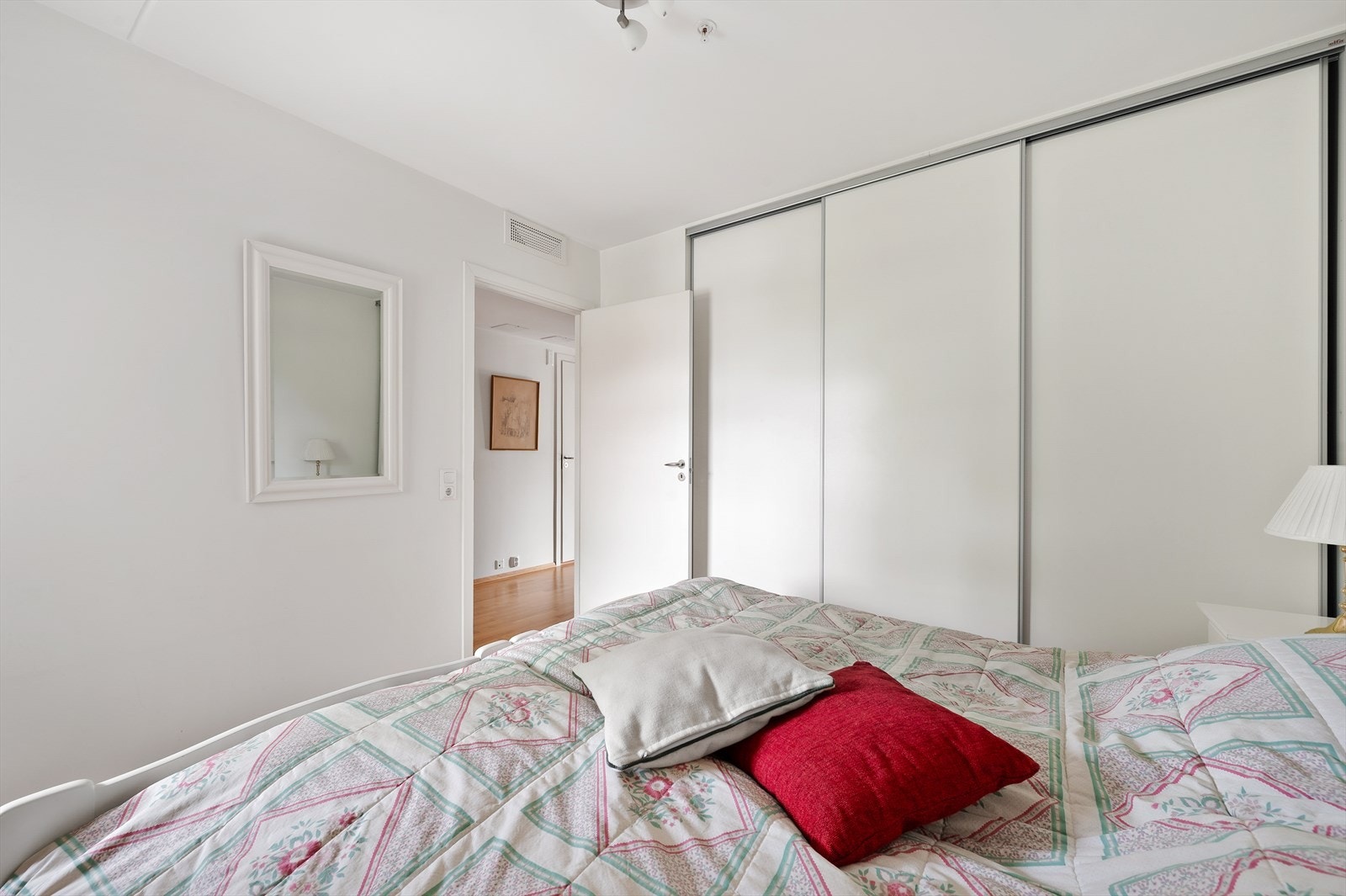 Hovedsoverommet er utstyrt med skyvedørsgarderobe med god lagringsplass. Galleribilde