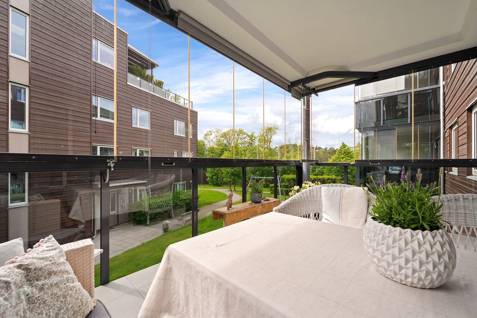 Balkongen oppleves som lys og romslig med glassfelt som kan åpnes. Galleribilde