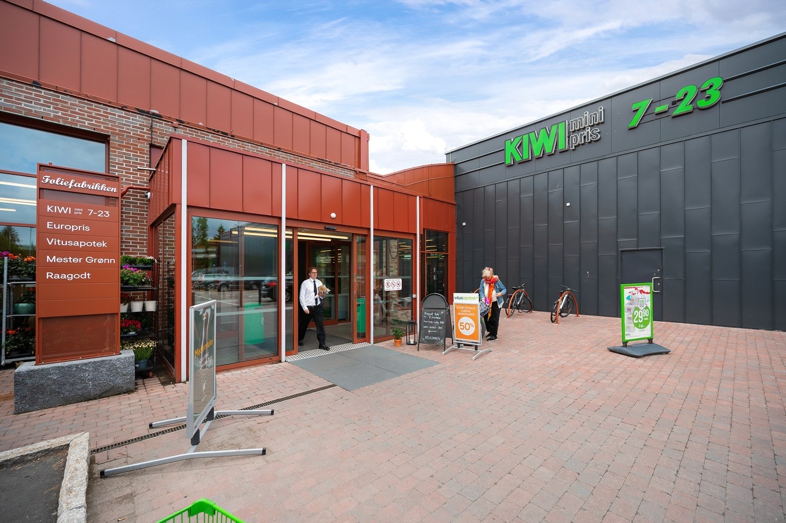 Her har man Kiwi, Europris, Vitusapotek, Mester Grønn og Raagodt cafee. Galleribilde