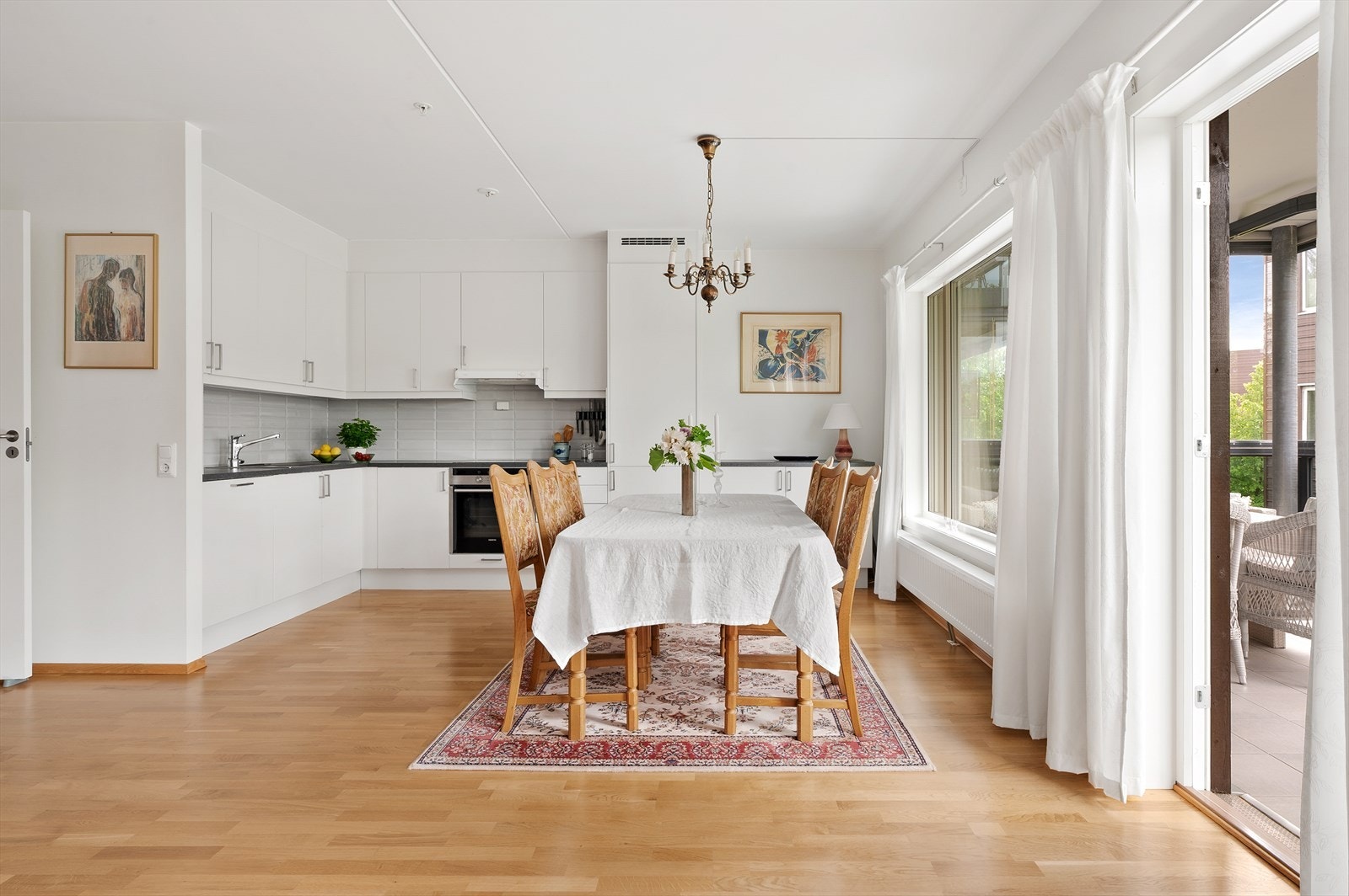 Spisebord i naturlig forlengelse av kjøkkenet. Galleribilde