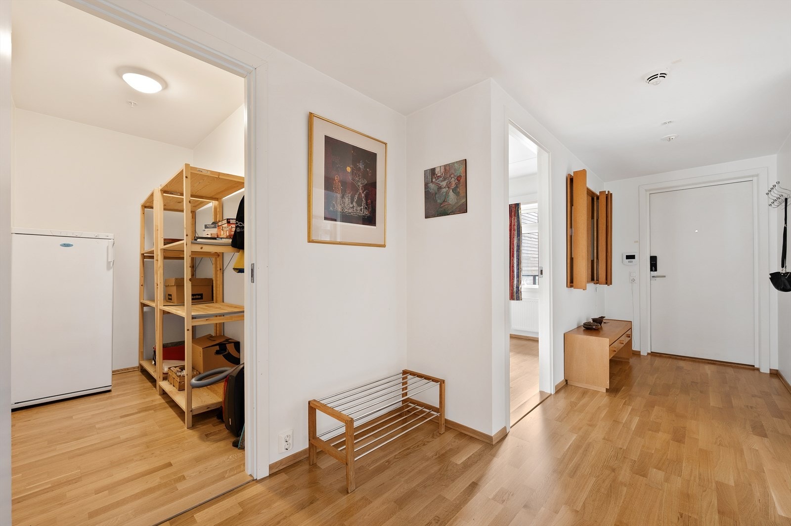 Adkomst til praktisk innvendig bod fra gangen. Galleribilde