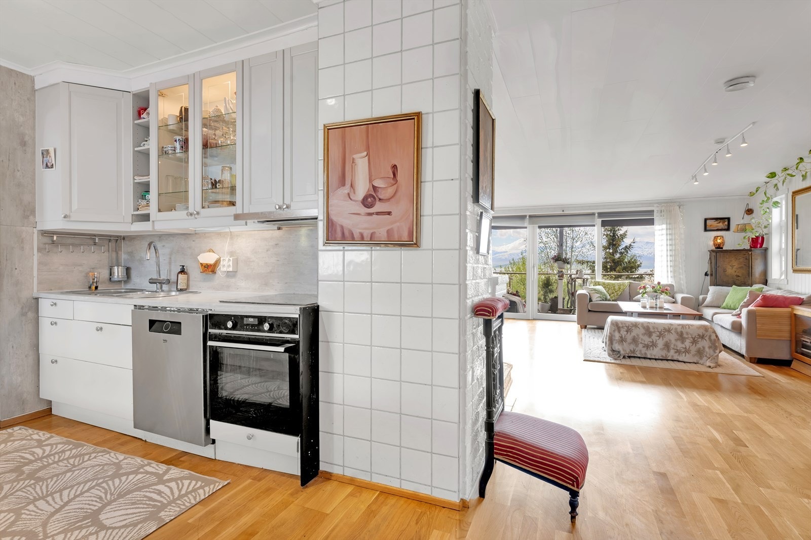 Flott kjøkken, som er godt skjermet fra stuen, med innredning som har glatte fronter. Galleribilde