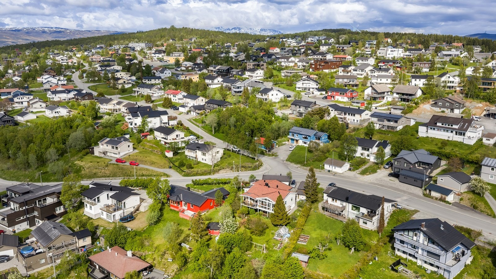 Boligen ligger sentralt til i svært attraktivt boligområde på Mortensnes, Tromsøyas vestside. Galleribilde