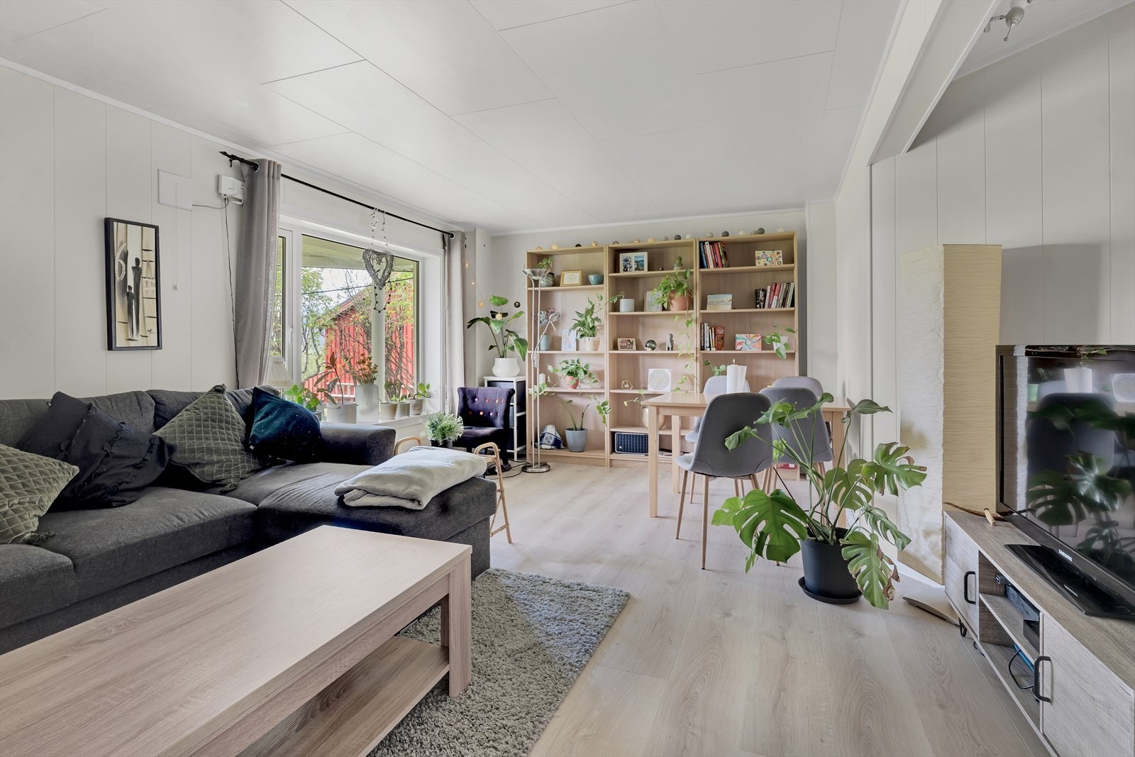 Utleiedel 2 - Romslig stue med gode møbleringsmuligheter, samt utgang til stor terrasse. Galleribilde