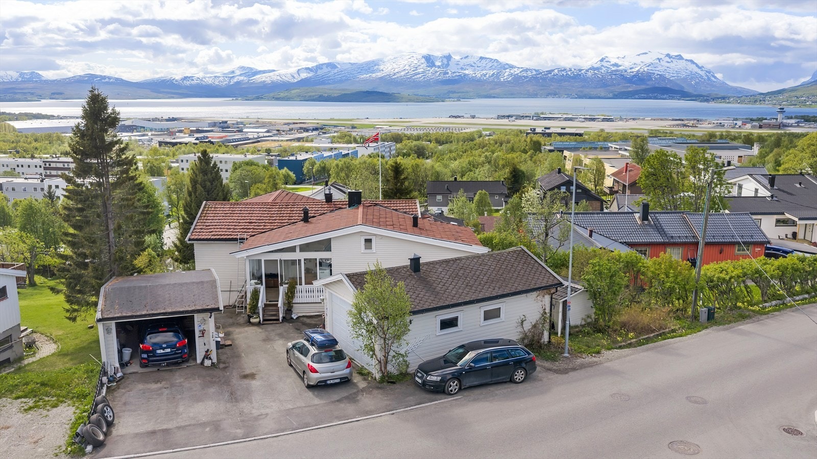 Boligen har en skjermet beliggenhet på solrik utsiktstomt i svært attraktivt boligområde! Galleribilde