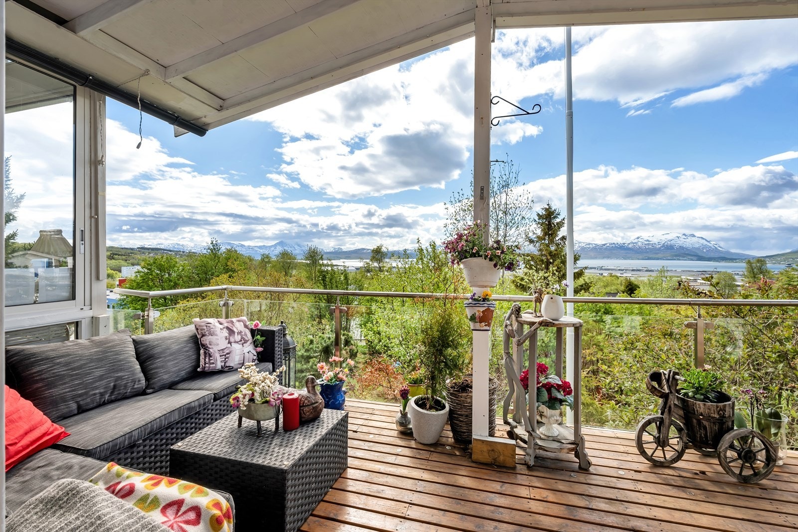 I tillegg har boligen en vestvendt balkong med svært gode sol- og utsiktsforhold! Galleribilde