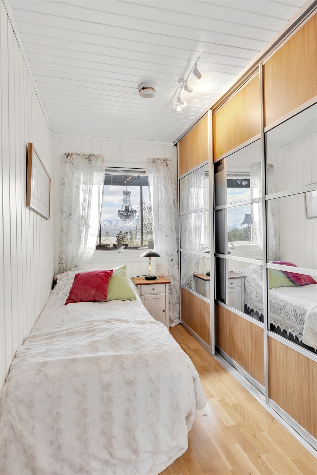 Soverom 2- med praktisk skyvedørsgarderobe med god oppbevaringsplass. Galleribilde