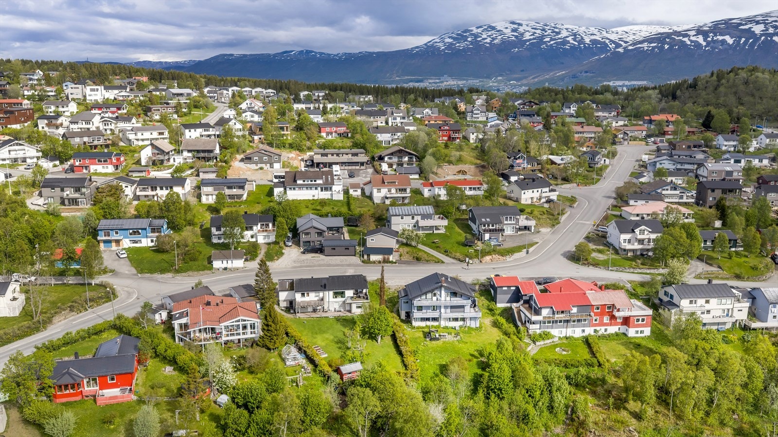 I et rolig og barnevennlig boligfelt, med gangavstand til skole, barnehage og lekeplasser i området. Perfekt for barnefamilier! Galleribilde