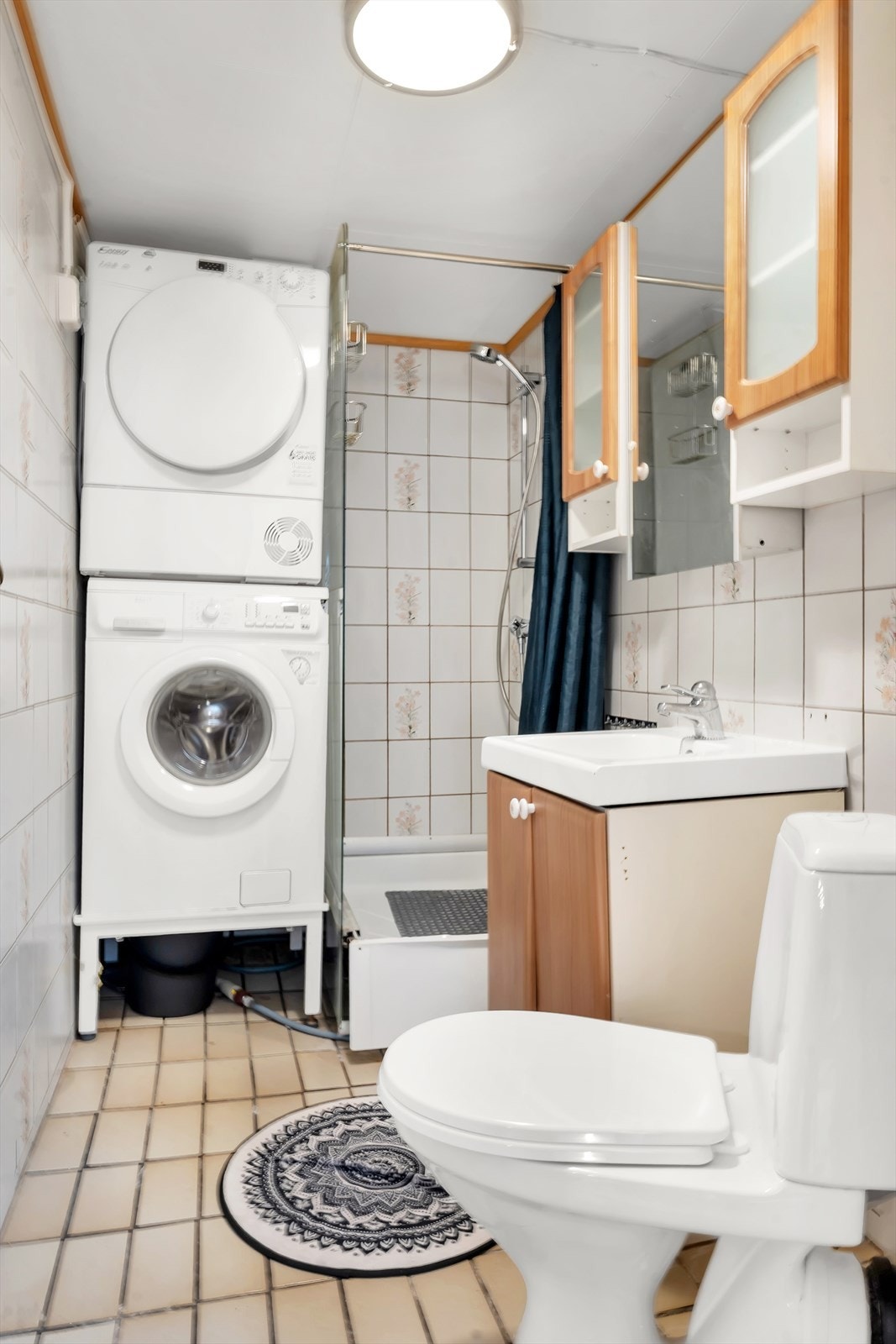 Utleiedel 1 - bad/vaskerom med flislagt gulv og varmekabler, samt opplegg for vaskemaskin og tørketrommel. Galleribilde