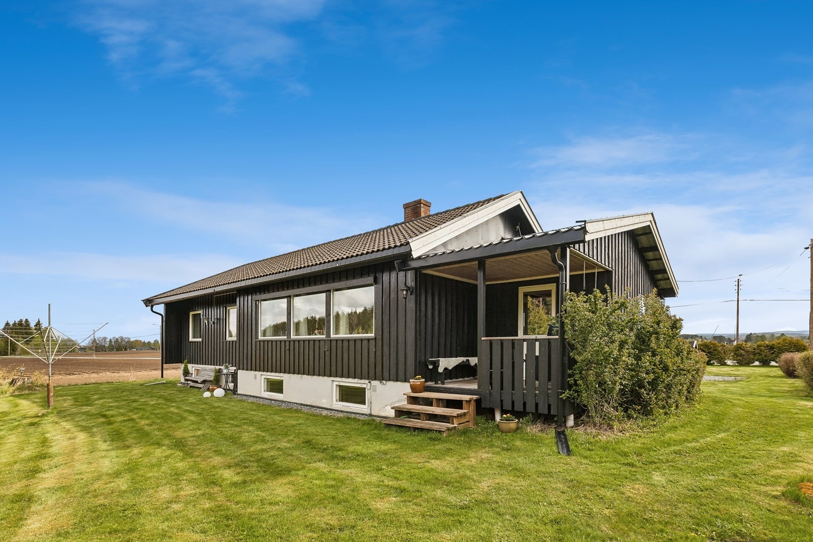 Fin hage rundt hele huset - perfekt til lek og spill for store og små. Galleribilde
