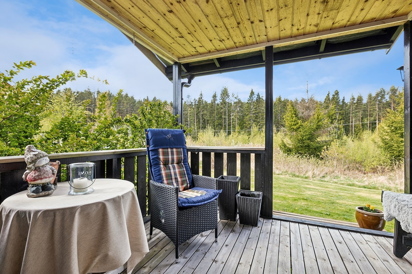 Terrasse utenfor vinterhage hvor utelivet kan nytes uavhengig av vær og vind. Galleribilde