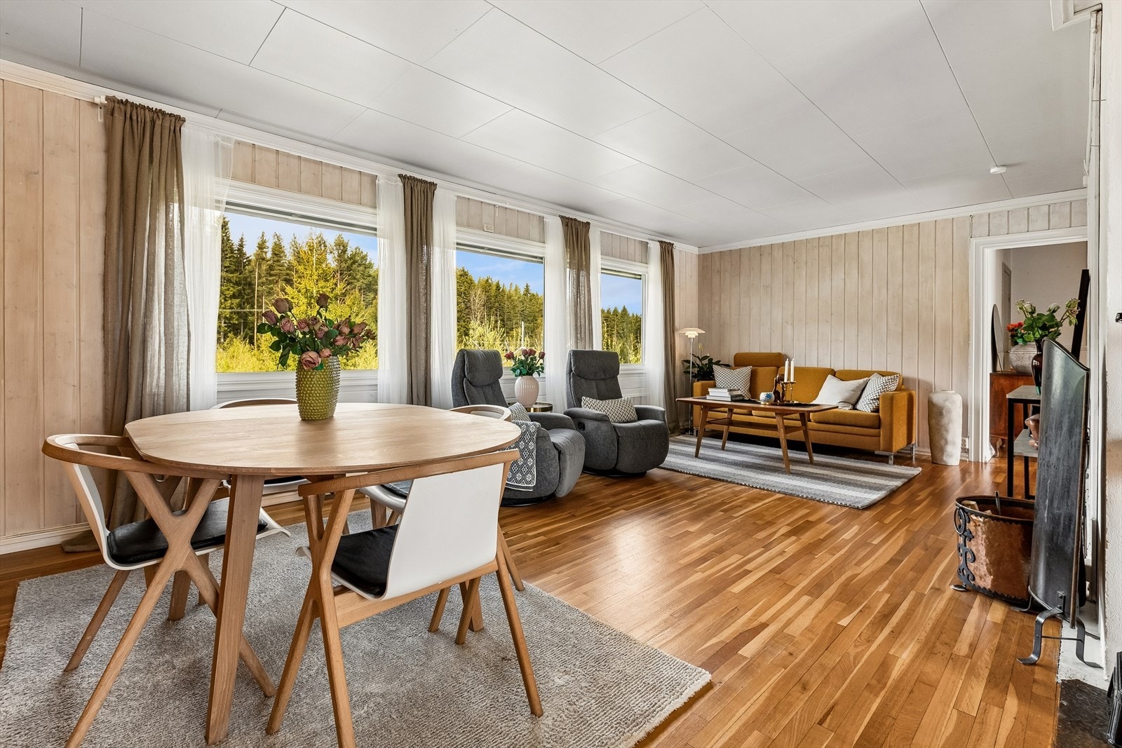 Stuen har godt innslipp av naturlig lys fra de store vinduene. Galleribilde