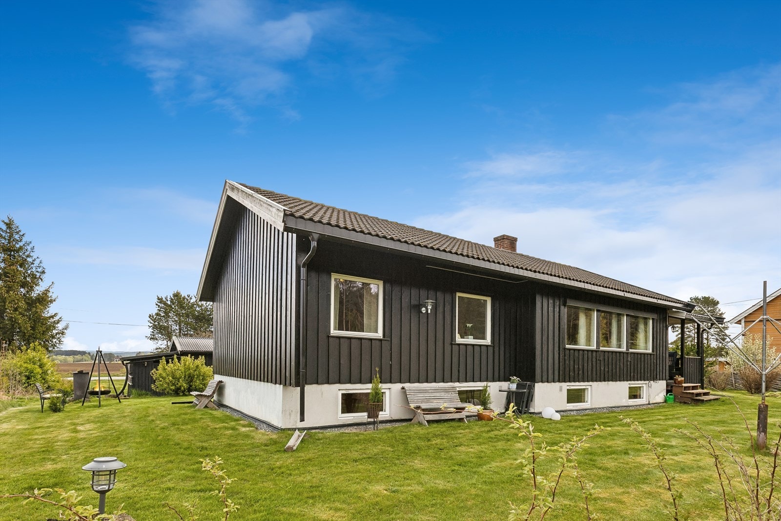 Det er drenert rundt store deler av huset (ikke syd vegg - under vinterhage/terrasse) i 2022. Galleribilde