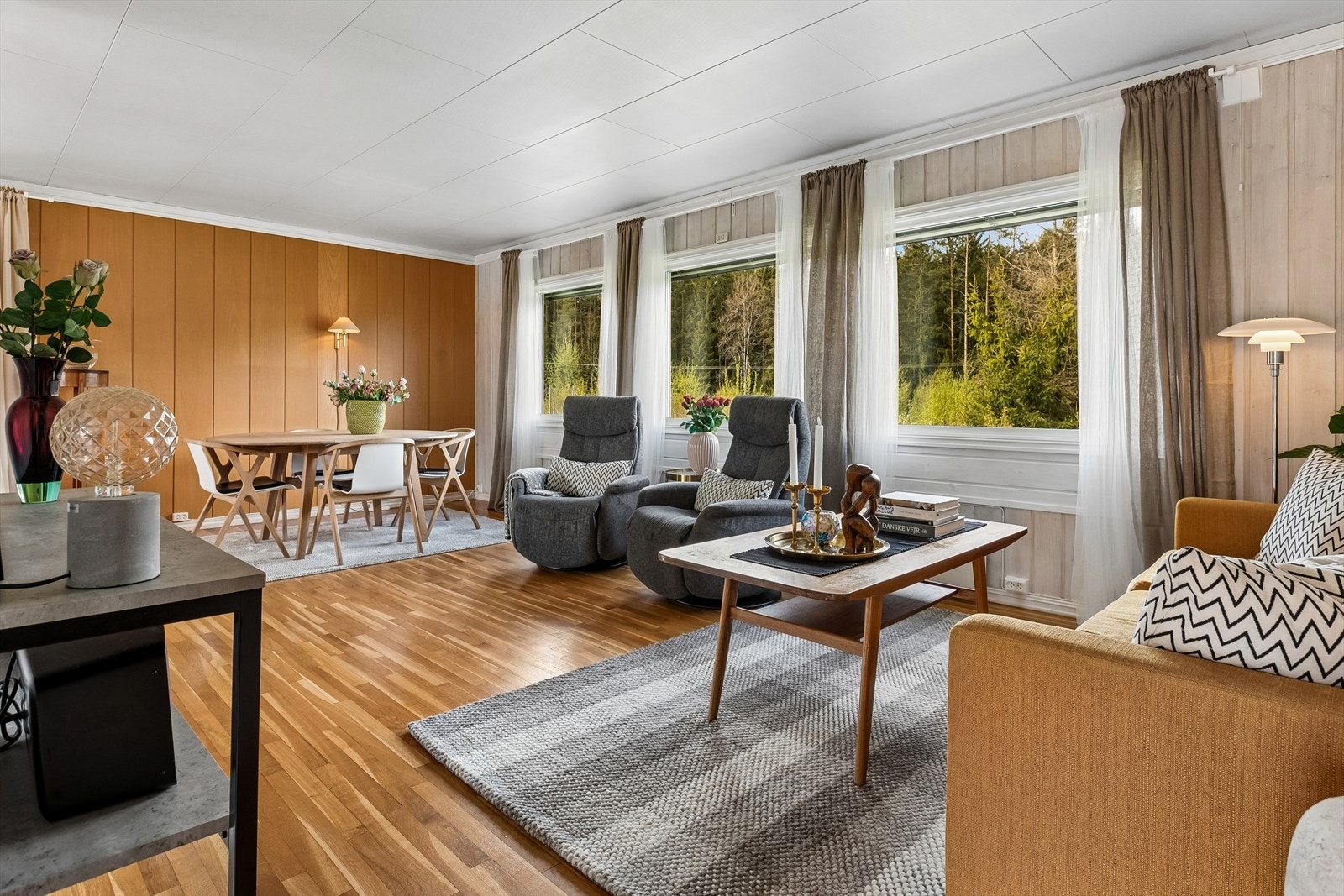 Stuen har god plass til både salong og stort spisebord. Galleribilde
