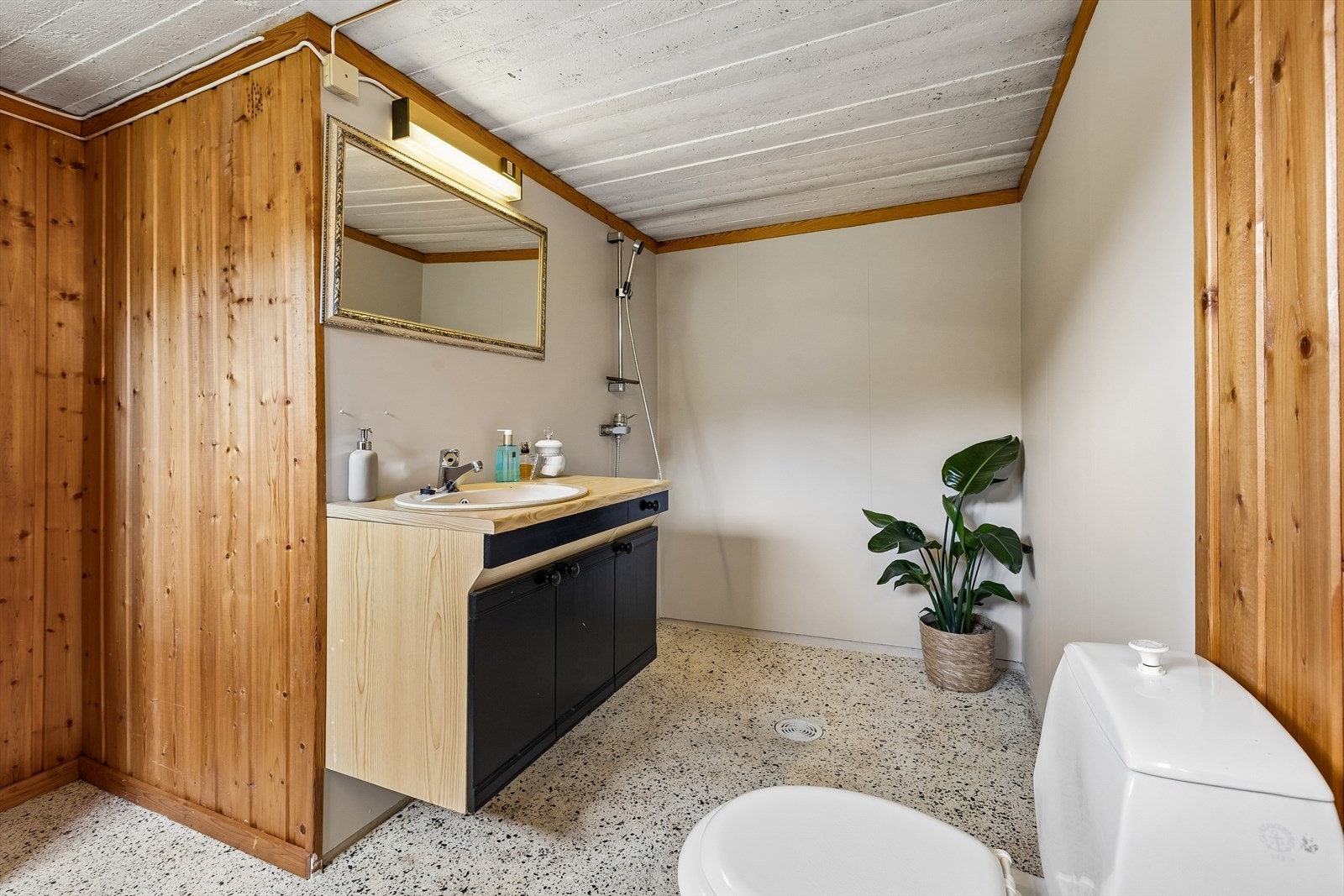 Badet er eldre men funksjonelt. Skal dusj brukes hyppig anbefales f.eks dusjkabinett for å beskytte vegger og gulv. Galleribilde