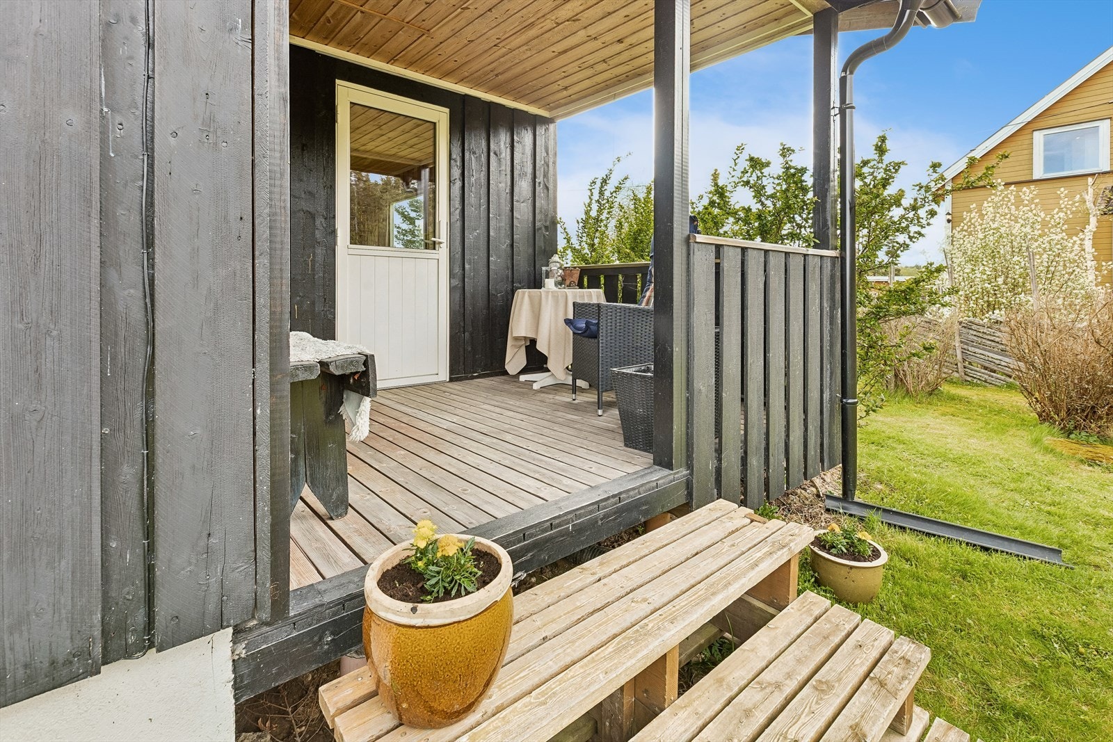Overbygget terrasse på baksiden, og innenfor terrassen er det en praktisk vinterhage. Galleribilde
