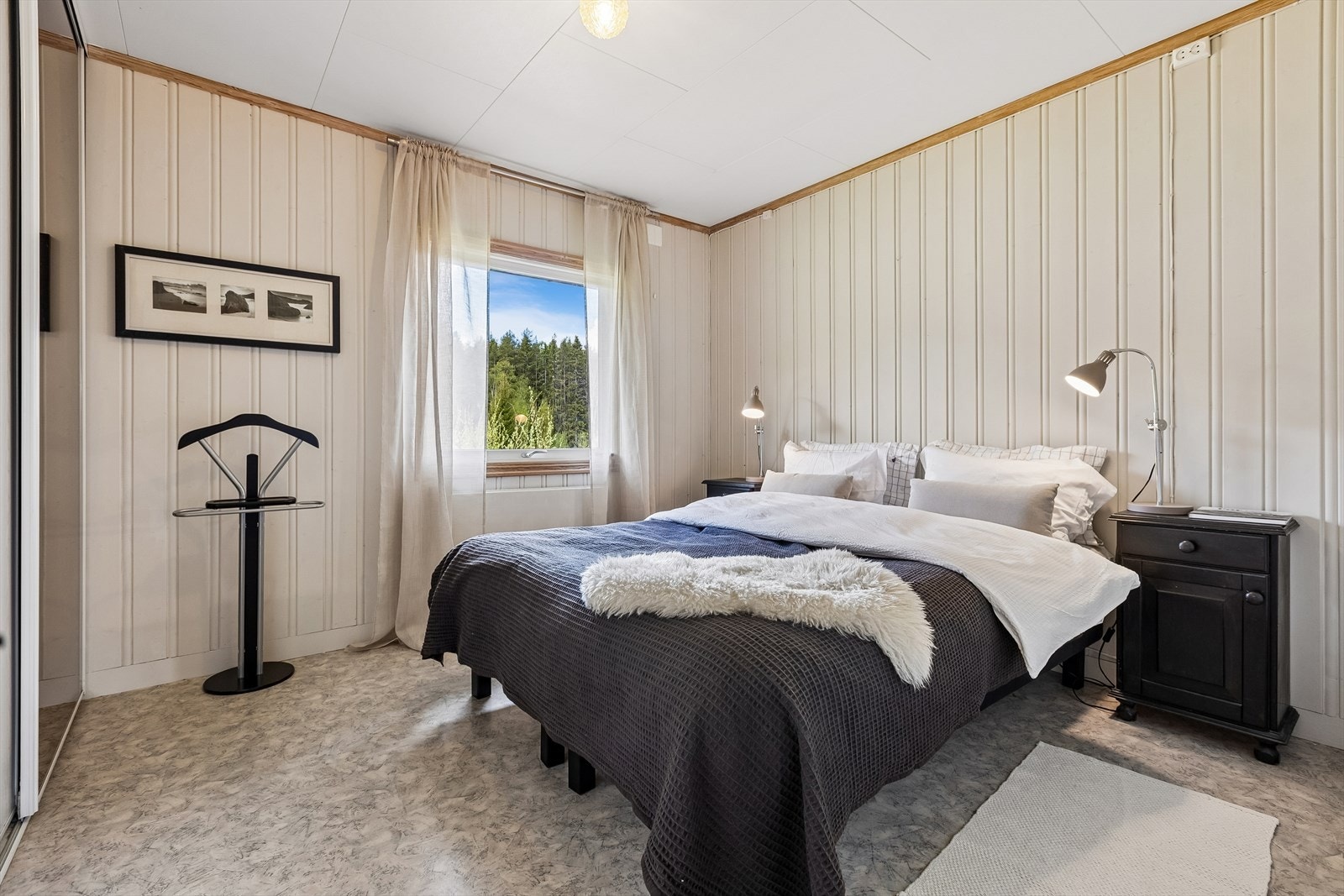 Hovedsoverom med god plass til dobbeltseng. Skyvedørsgarderobe. Galleribilde
