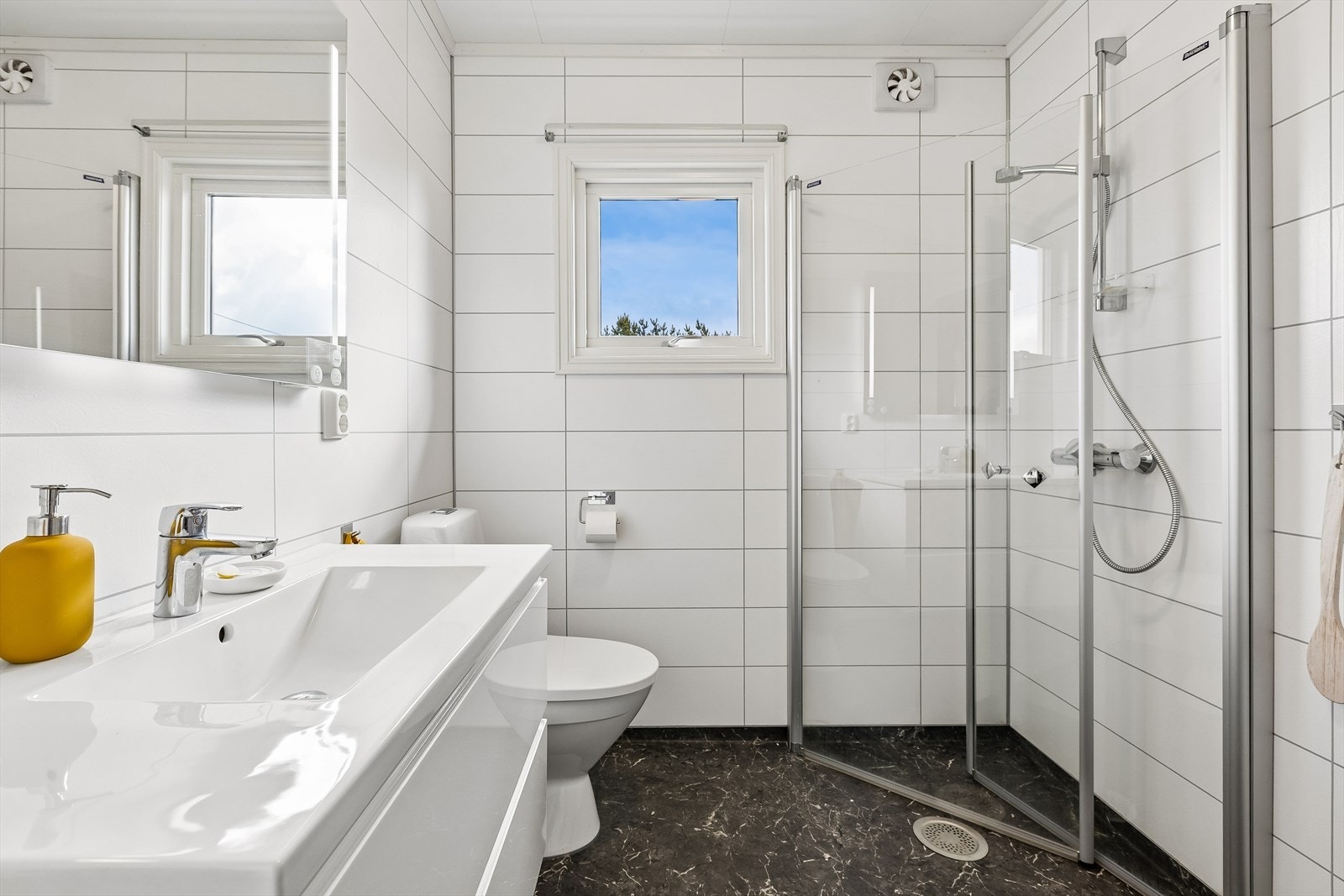 Bad i 1. etasje ble renovert av Nes Rørleggerbedrift sommer 2019. Galleribilde