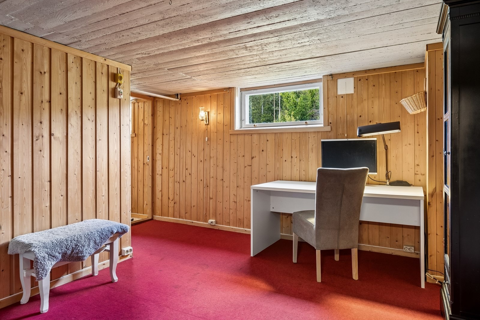 Kjellerrom til f.eks hjemmekontor. Rommet er ikke godkjent til varig opphold, som også gjelder resten av kjelleren. Galleribilde