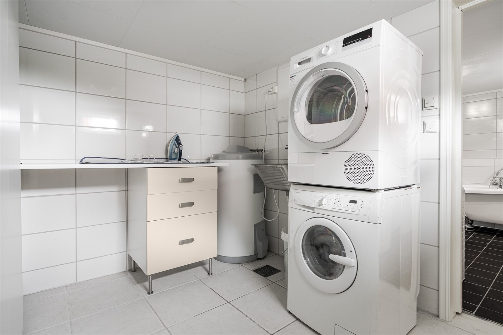 Fra badet er det adkomst til vaskerommet som også er oppgradert i 2012. Her finner vi varmtvannsberederen som er ny fra 2012 og vurdert til TG1 av takstmann. Galleribilde