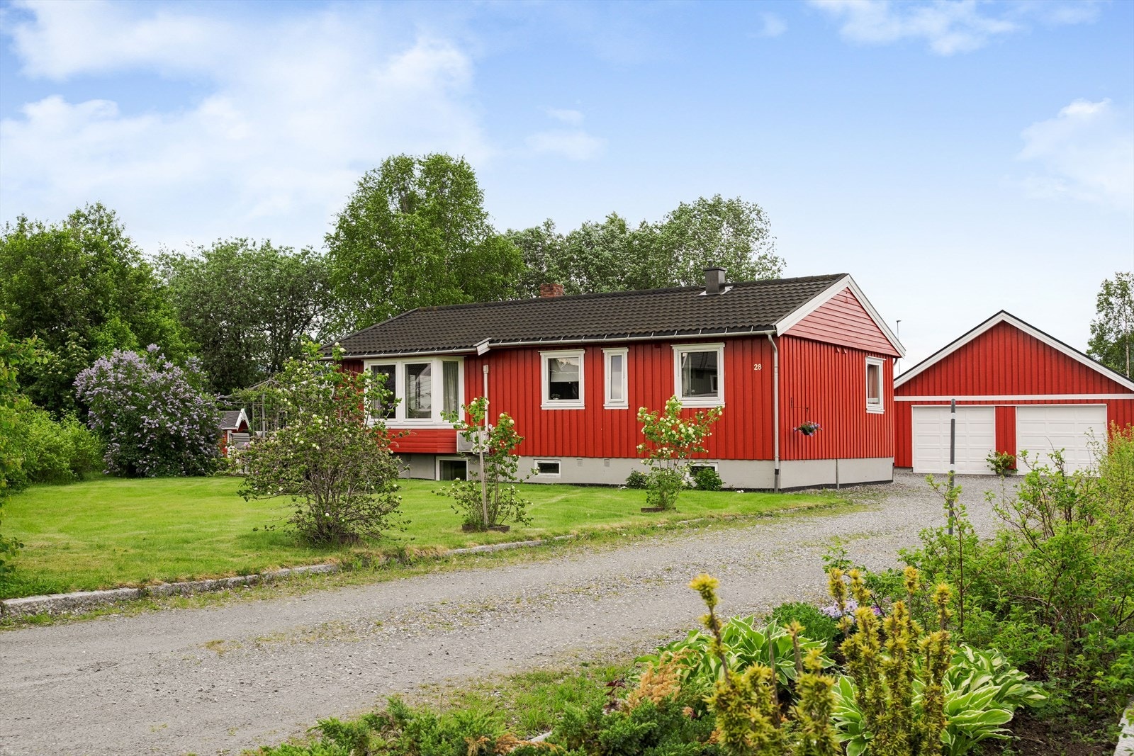 Velkommen til Frishåggån 28 - En velholdt enebolig med stor solrik tomt, attraktiv beliggenhet og romslig dobbeltgarasje. Galleribilde