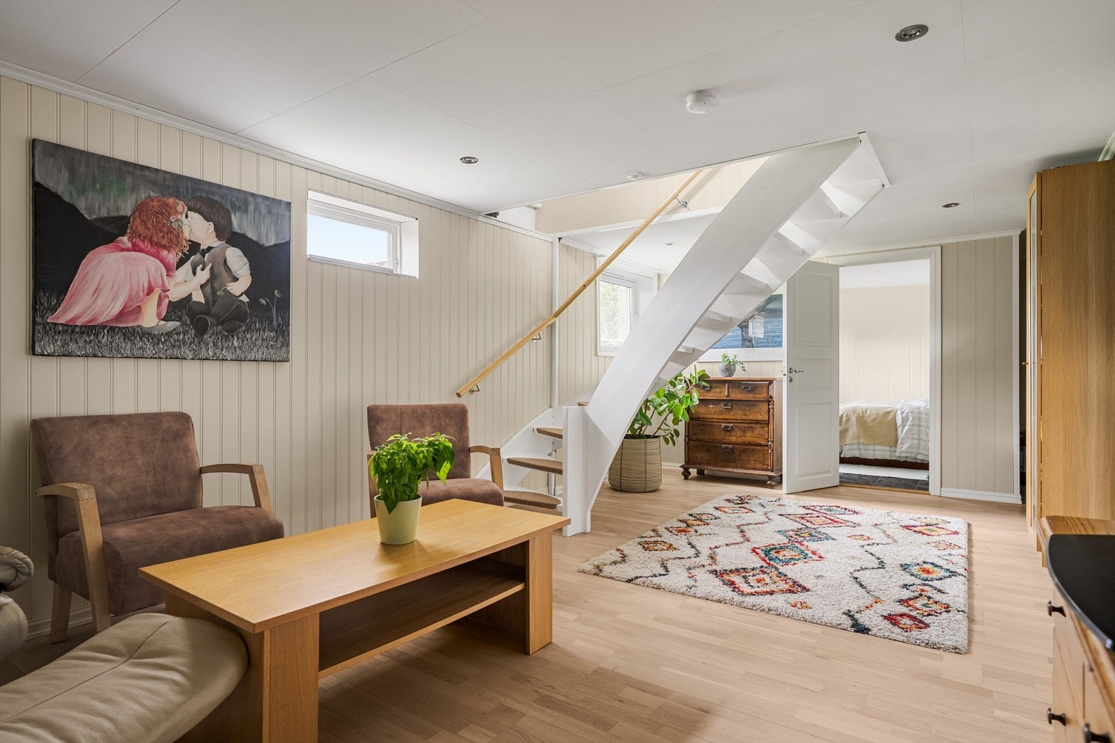 I boligens underetasje er det 2 store soverom, bad, eget vaskerom, kjellerstue og 2 romslige boder. Det er lagt varmefolie i kjellerstuen og begge soverommene. Galleribilde