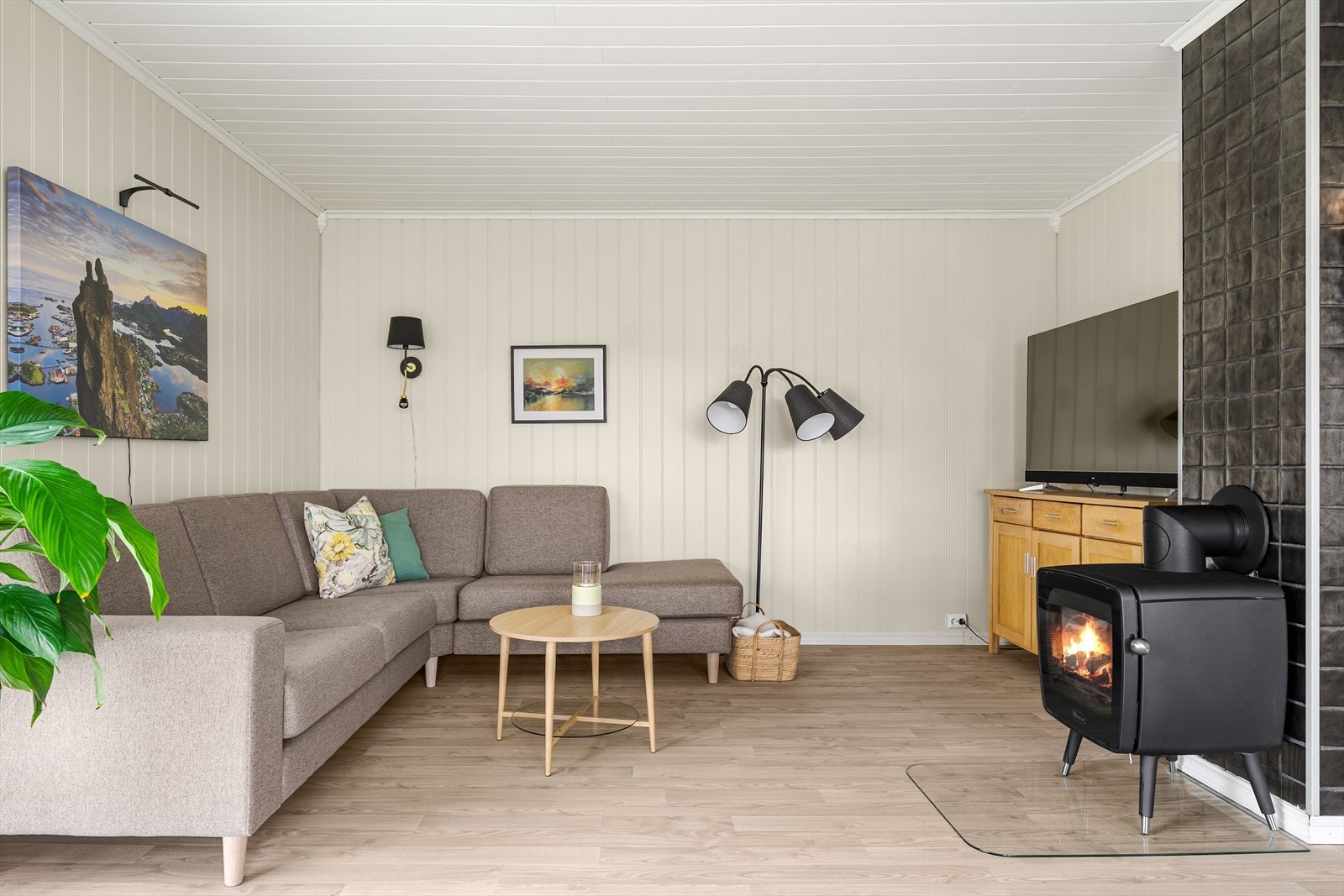 I stuen er det etablert ildsted for lun og koselig oppvarming. Galleribilde