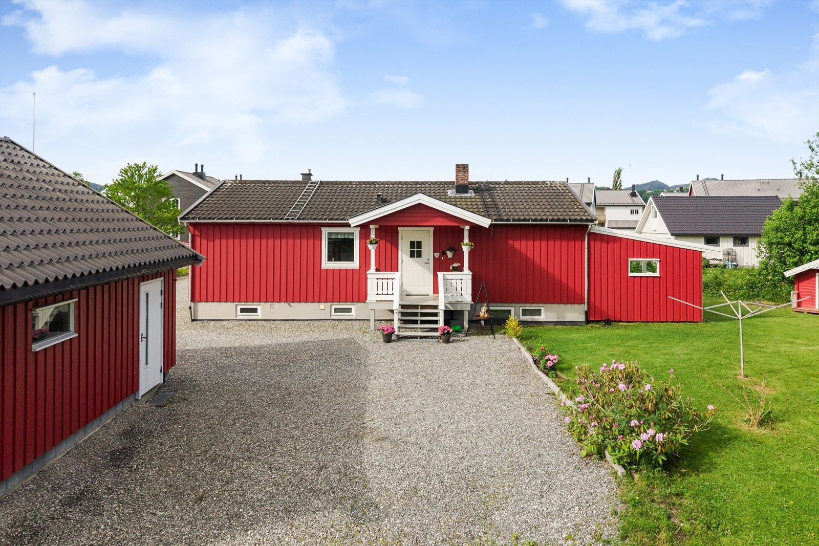 Dobbeltgarasjen er satt opp i 2009 og måler 46 m², pluss et praktisk loft for lagring. Boligen er med på naboene sitt avfallshåndteringsystem med nedgravde søppeldunker. Galleribilde