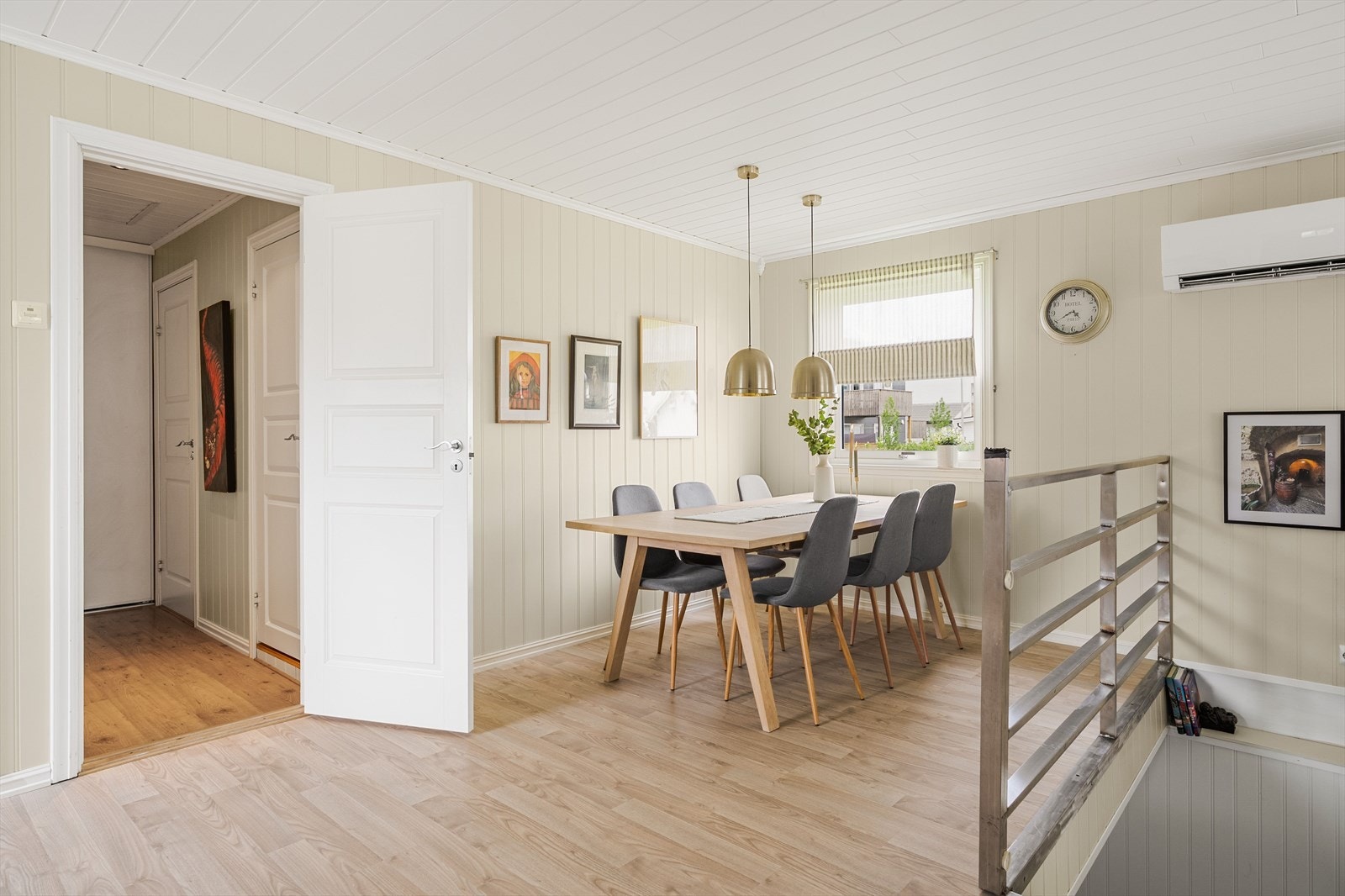 Det elektriske anlegget i boligen er oppgradert i 2006/2007 med skjultanlegg i hele huset. Galleribilde