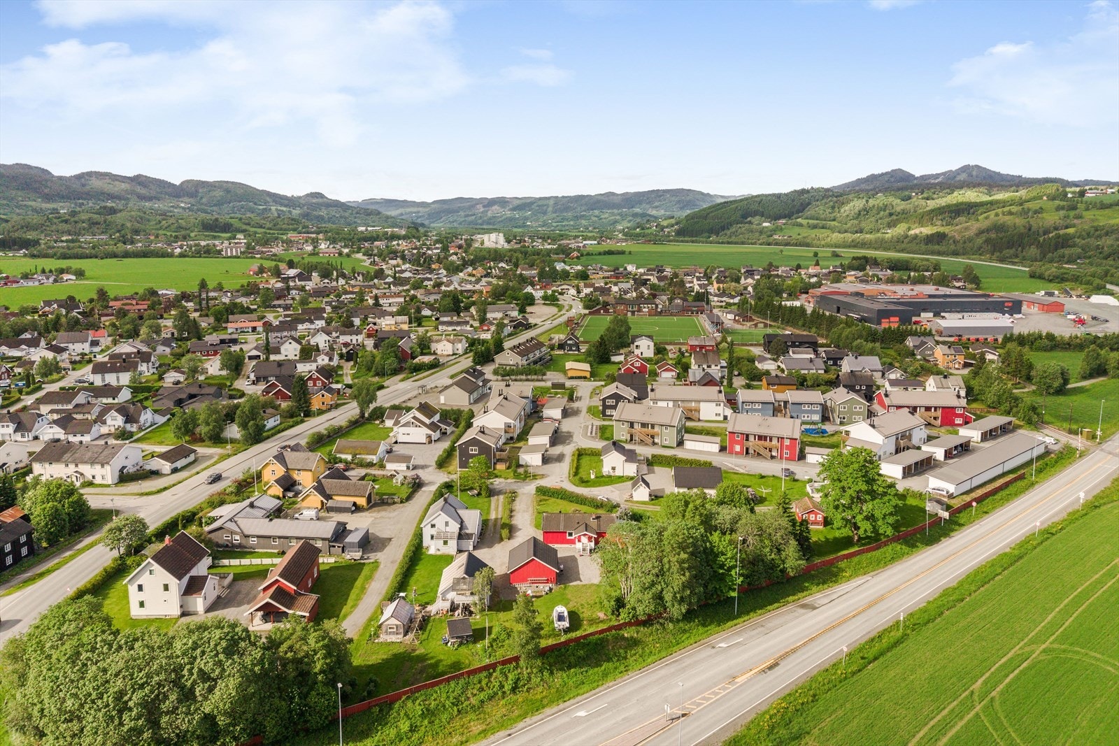 Eiendommen har fin beliggenhet med nærhet til en rekke turmuligheter året rundt. Til Orkanger sentrum tar det ca. 5 minutter med bil, og videre til Trondheim tar det i underkant av 40 minutter. Galleribilde
