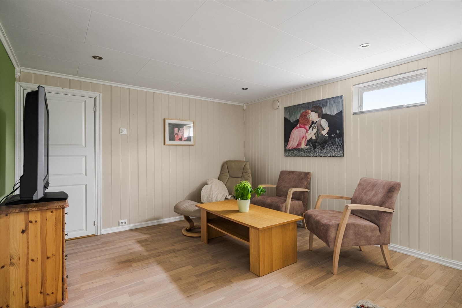 Kjellerstuen har et areal på 23 m² med flere forskjellige møbleringsmuligheter. Galleribilde